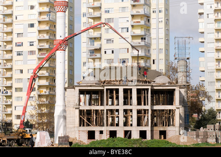 Tetto in calcestruzzo che viene colato edificio in cemento costruttori costruzione moschea Turchia sotto la diffusione del sito la crescita dell'Islam mussola di religione Foto Stock