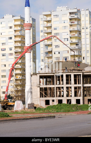 Tetto in calcestruzzo che viene colato edificio in cemento costruttori costruzione moschea Turchia sotto la diffusione del sito la crescita dell'Islam mussola di religione Foto Stock