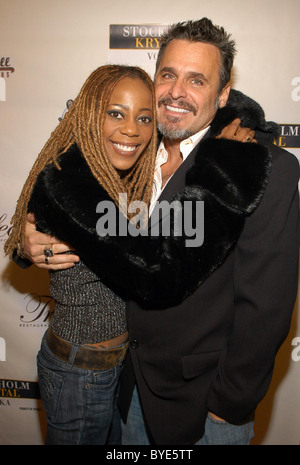 Debra Wilson Skelton e il marito Cliff Skelton l'apertura del ristorante Trifecta e Sports Lounge di Los Angeles, California - Foto Stock