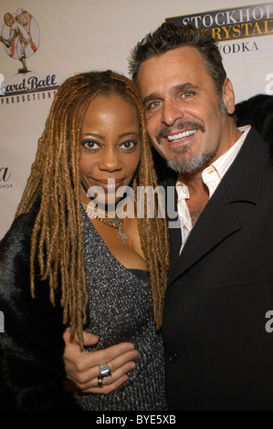 Debra Wilson Skelton e il marito Cliff Skelton l'apertura del ristorante Trifecta e Sports Lounge di Los Angeles, California - Foto Stock