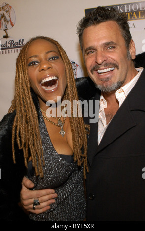 Debra Wilson Skelton e il marito Cliff Skelton l'apertura del ristorante Trifecta e Sports Lounge di Los Angeles, California - Foto Stock