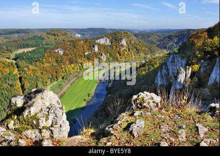 Vista da rocce Lenzenfelsen sull'Alta Valle del Danubio con vegetazione autunnale, Sigmaringen distretto, Baden-Wuerttemberg Foto Stock