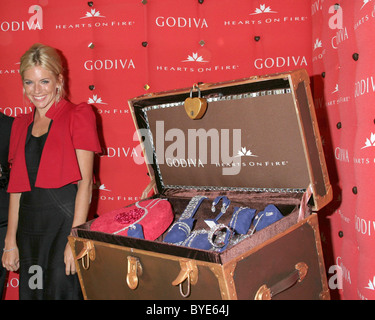 Sienna Miller svela la Godiva One-Million Dollar cuori sul Diamante del Fuoco Shopping Spree offerta San Valentino tenutasi a Godiva Foto Stock