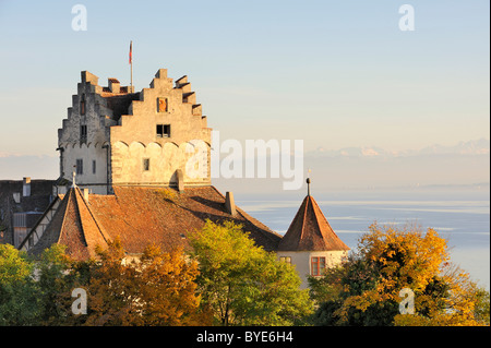 Vista sulla storica Meersburg Castello nella luce della sera verso il lago di Costanza e il Lago di Costanza distretto, Baden-Wuerttemberg Foto Stock