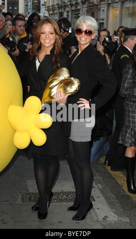 Kimberley Walsh e Sarah Harding Girls Aloud presso la varietà Club Gold cuore appello lancio ospitato da Harrods a Londra, Inghilterra - Foto Stock