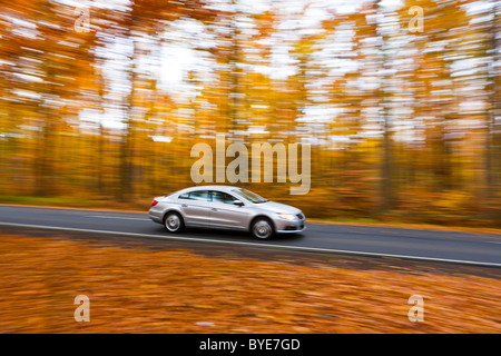 Auto guidando su una strada di campagna in autunno, Hesse, Germania, Europa Foto Stock