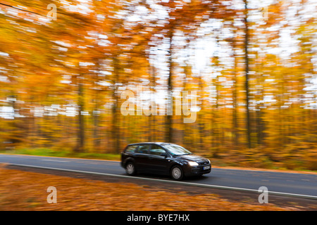 Auto guidando su una strada di campagna in autunno, Hesse, Germania, Europa Foto Stock