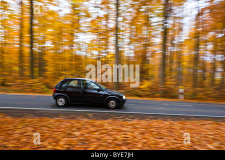 Auto guidando su una strada di campagna in autunno, Hesse, Germania, Europa Foto Stock