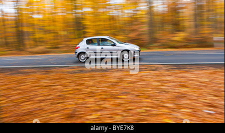 Auto guidando su una strada di campagna in autunno, Hesse, Germania, Europa Foto Stock