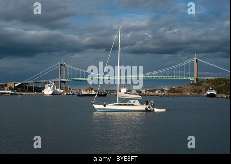 Ponte Aelvsborg, Aelvsborgsbron ponte, ponte di sospensione e di uno yacht a vela sul fiume di Gaeta, Göteborg Foto Stock