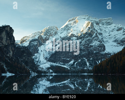 Lago di Braies o Lago di Braies lago di sunrise, Val Pusteria, Alto Adige, Italia, Europa Foto Stock