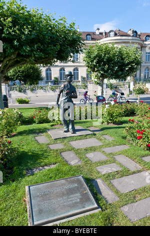 Scultura di Charlie Chaplin si trova di fronte all'Alimentarium Museum, Vevey, sul Lago di Ginevra, nel cantone di Vaud, Svizzera Foto Stock