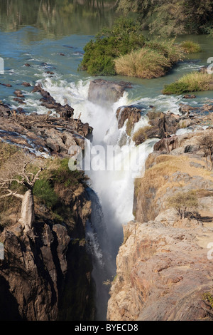 Presso la splendida Epupa Falls fiume Kunene scende in una serie di cascate in un 60 m di gola profonda, Namibia