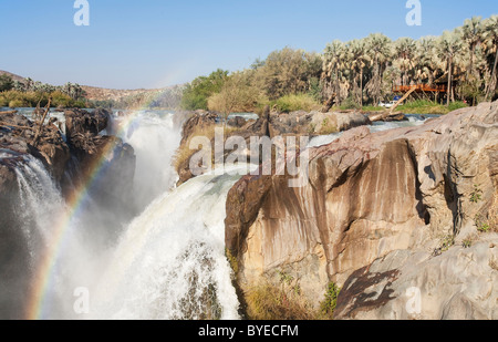 Presso la splendida Epupa Falls fiume Kunene scende in una serie di cascate in un 60 m di gola profonda, Namibia