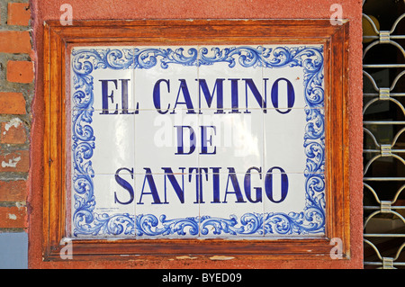 El Camino de Santiago, segno, piastrelle Spagnolo, azulejos, Leon, provincia di Castilla y León, Castiglia e León, Spagna, Europa Foto Stock