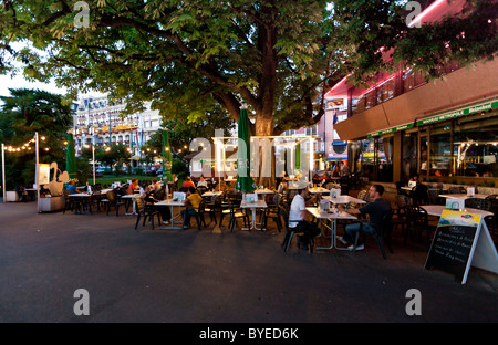 I turisti seduti in un caffè sul litorale del Lago di Ginevra, Montreux, Canton Vaud e il Lago di Ginevra, Svizzera, Europa Foto Stock