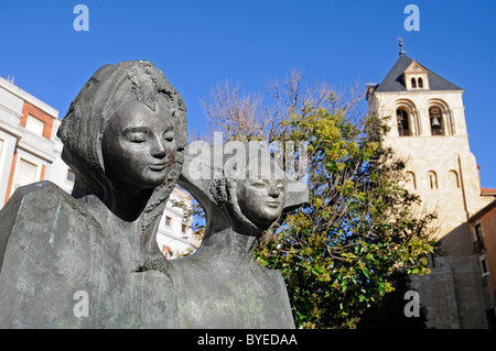 Infanta de Leon, monumento nella parte anteriore del Real Colegiata de San Isidoro, Chiesa collegiata, basilica, museo, Leon Foto Stock