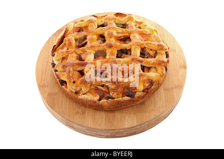 Una deliziosa casa cotto la torta di mele sul tagliere di legno isolato su sfondo bianco Foto Stock