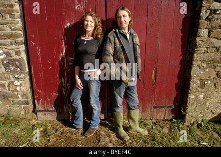 Gli agricoltori Tim e Jo di Budden Hacknell superiore azienda agricola biologica, Devon Foto Stock