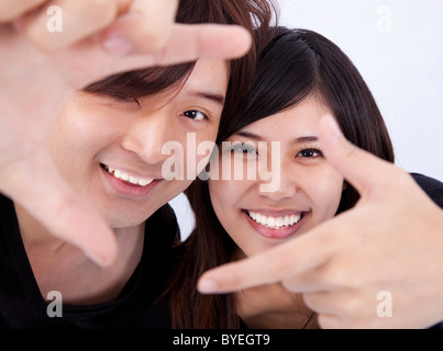 Primo piano di un sorridente giovane donna e uomo Foto Stock