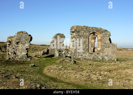 Rovine di St Dwynwens chiesa sulla isola di Llanddwyn, Anglesey, Galles del Nord Foto Stock