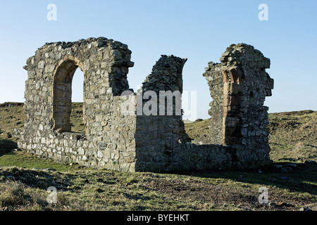 Rovine di St Dwynwens chiesa su Llanddwyn Island, isola di Anglesey, Galles del Nord Foto Stock