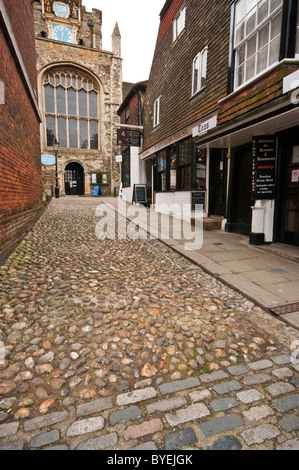 Visualizzare fino Lion Street all' entrata nord di St Marys Chiesa Parrocchiale della segala East Sussex England Foto Stock