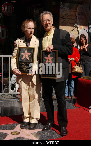 Robbie Krieger, sinistra e Ray Manzarek rock band, le porte celebrano il loro quarantesimo anniversario con la stella sulla Hollywood Foto Stock