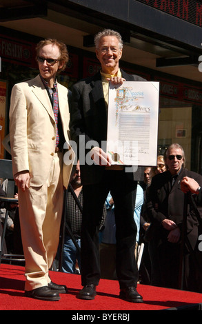 Robbie Krieger, sinistra e Ray Manzarek rock band, le porte celebrano il loro quarantesimo anniversario con la stella sulla Hollywood Foto Stock