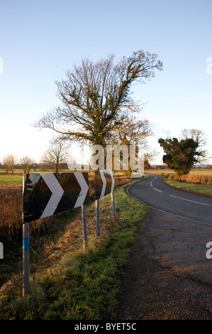 Chevron cartelli stradali che indicano una brusca curva a Loxley, Warwickshire, Inghilterra, Regno Unito Foto Stock