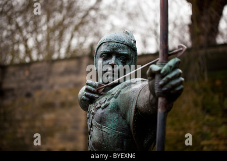 Statua del leggendario fuorilegge Robin Hood sotto le mura del castello di Nottingham Foto Stock