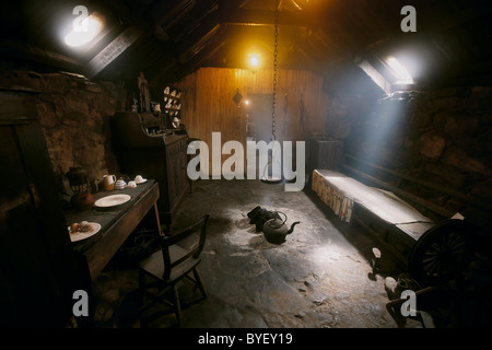 Il nero Arnol Casa museo interno, isola di Lewis, Ebridi Esterne, Scotland, Regno Unito Foto Stock