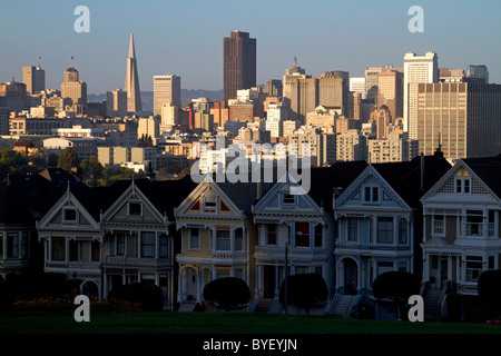 Painted Ladies case in stile vittoriano vicino Alamo Square a San Francisco, California, Stati Uniti d'America. Foto Stock
