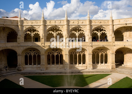 Il primo esempio di architettura manuelina, chiostri presso il Monastero di Jeronimos aka Mosteiro dos Jerónimos, Belém, Lisbona, Portogallo Foto Stock