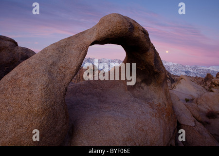 Sunrise a Mobius Arch in Alabama colline con le sierras in background. Alabama Hills, Lone Pine, California, Stati Uniti d'America. Foto Stock