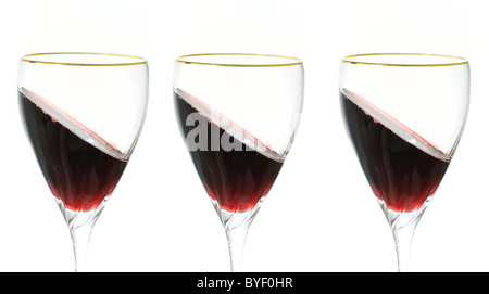 Tre Bicchieri di vino in pendenza Foto Stock