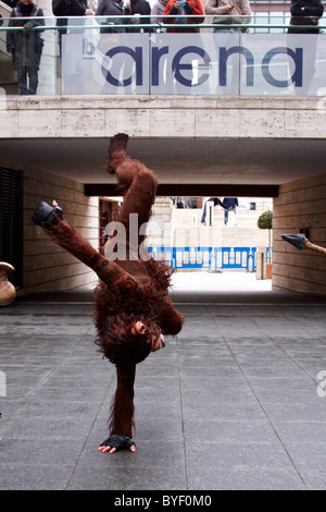 Membri del cast dal Cirque du Soleil Totem ricreato Darwin evoluzione iconica dell uomo in scena a Liverpool Street. Pubblicità shot. Foto Stock