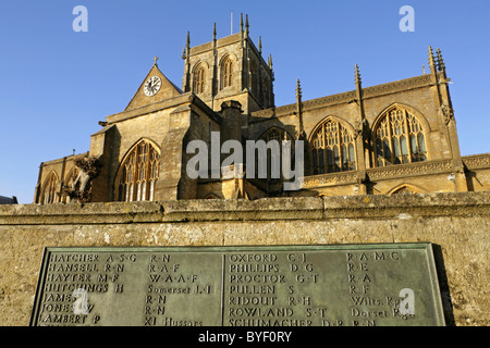 La placca di commemorazione delle vittime della guerra di fronte a Sherborne Abbey, Dorset, Inghilterra. Foto Stock