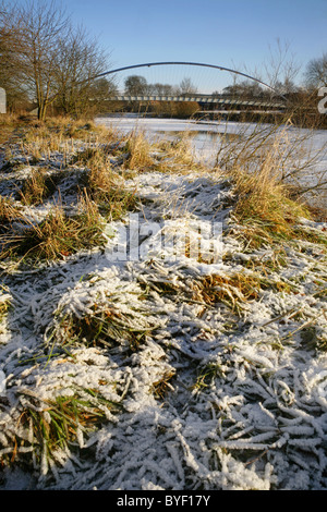 Il Millennium Bridge oltre il fiume congelato Ouse, York, North Yorkshire, Inghilterra, d'inverno. Foto Stock