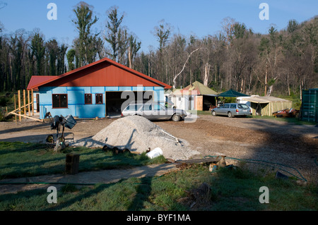 Ricostruzione su un tracciato bruciato dopo i devastanti incendi che hanno colpito i Marysville Foto Stock
