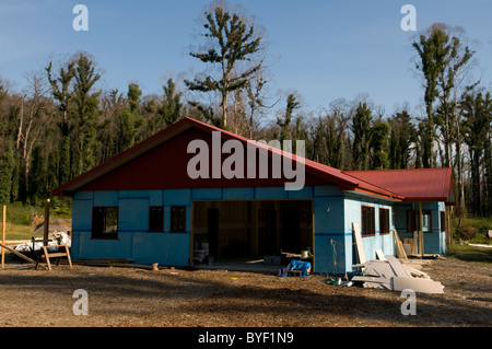 Ricostruzione su un tracciato bruciato dopo i devastanti incendi che hanno colpito i Marysville Foto Stock