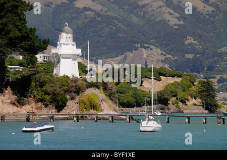 Il faro di Akaroa Head, nella pittoresca cittadina storica di Akaroa, sul porto di Akaroa, è la città più antica di Canterbury. Si tratta di un antico insediamento francese Foto Stock