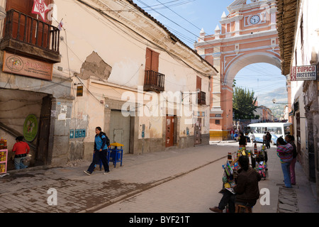 La città archway e ingresso al centro coloniale in Ayacucho Foto Stock