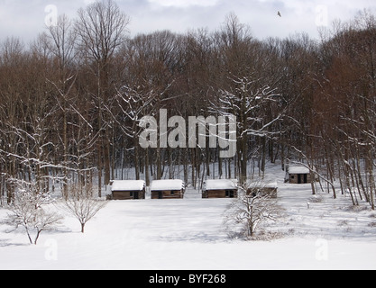 Guerra rivoluzionaria soldato capanne in inverno al cavo Jockey National Historic Park, Morristown, NJ Foto Stock