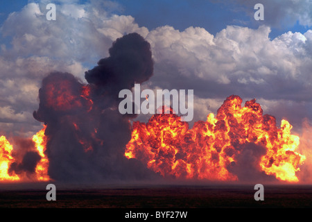 La palla di fuoco esplosioni con ondeggianti nero fumo e fiamme intenso Foto Stock