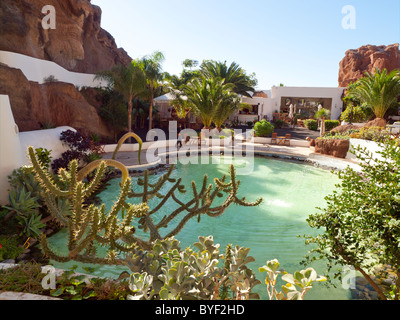 Il giardino piscina in Lagomar una volta a casa di Omar Sharif progettato da Cesar Manrique ora un museo locale notturno e di un ristorante gourmet Foto Stock