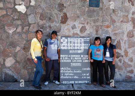 Un gruppo di studenti peruviana stare fuori le rovine della cultura Wari nelle Ande 20km dalla città di Ayacucho in Perù Foto Stock