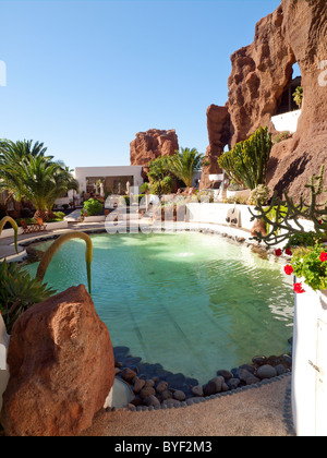 Il giardino piscina in Lagomar una volta a casa di Omar Sharif progettato da Cesar Manrique ora un museo locale notturno e di un ristorante gourmet Foto Stock