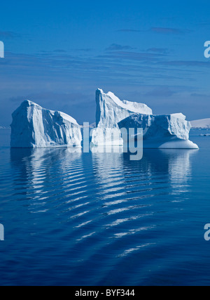 Iceberg nella convergenza della Lemaire Channel e lo stretto di Gerlache, Penisola Antartica Foto Stock