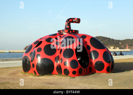 Scultura di zucca in porta Miyanoura, Nao Shima Isola Shikoku, Giappone. Foto Stock